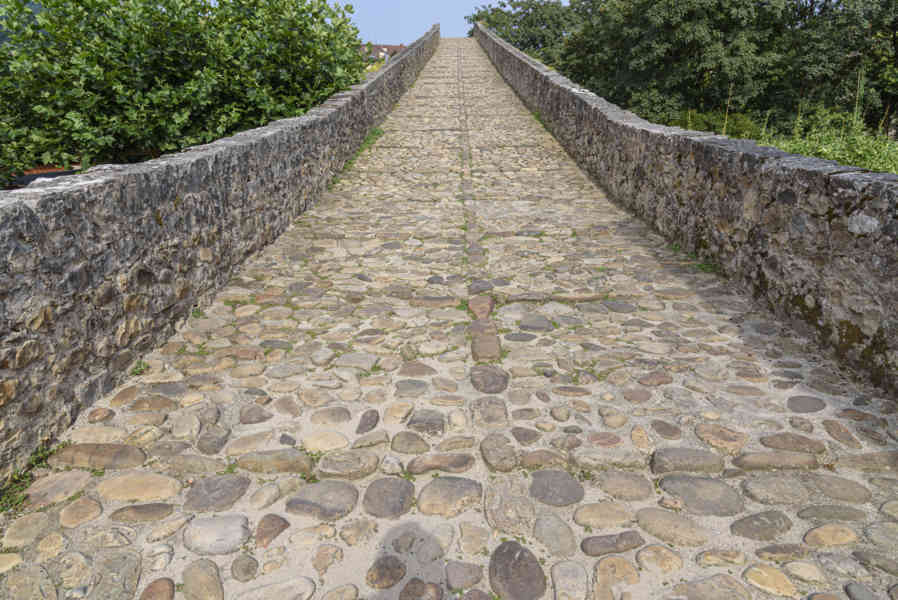 Principado de Asturias 004 - Cangas de Onís - puente romano.jpg